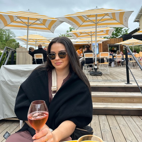 Meet your Posher, Mel - Picture 2 of 6